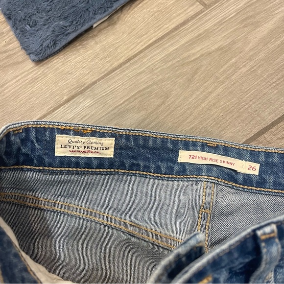 Levi 721 High Rise Ripped Skinny Jeans - Picture 3 of 6